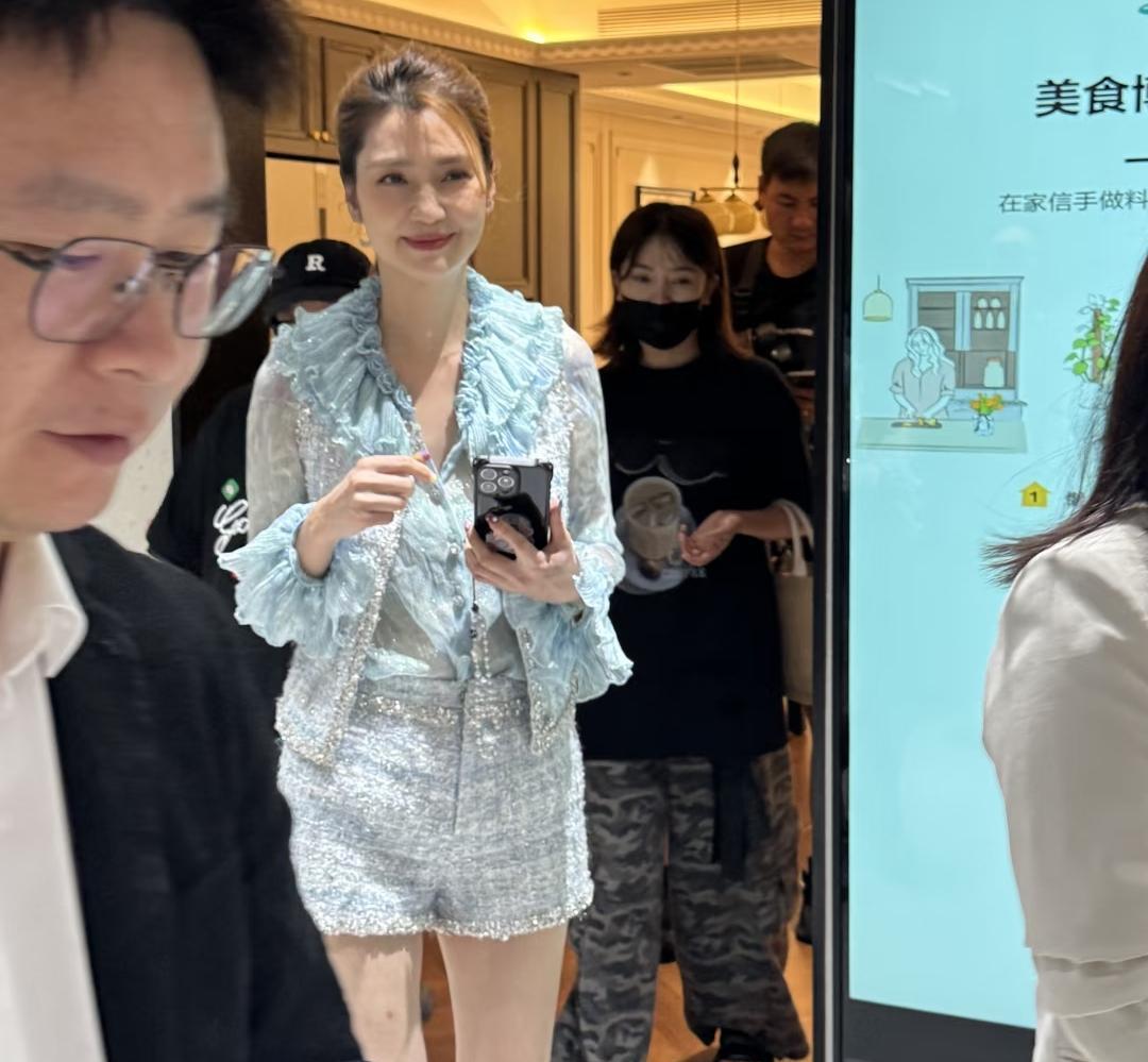有网友偶遇洪欣出席活动，不愧是顶级大美女！不过她情路挺坎坷的，这个和她性格也有关