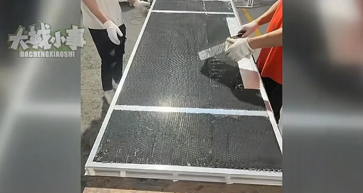 四川一男子，在重庆一家工厂订制了一款全铝大门，可工厂发给他的却是木头填充的门，男