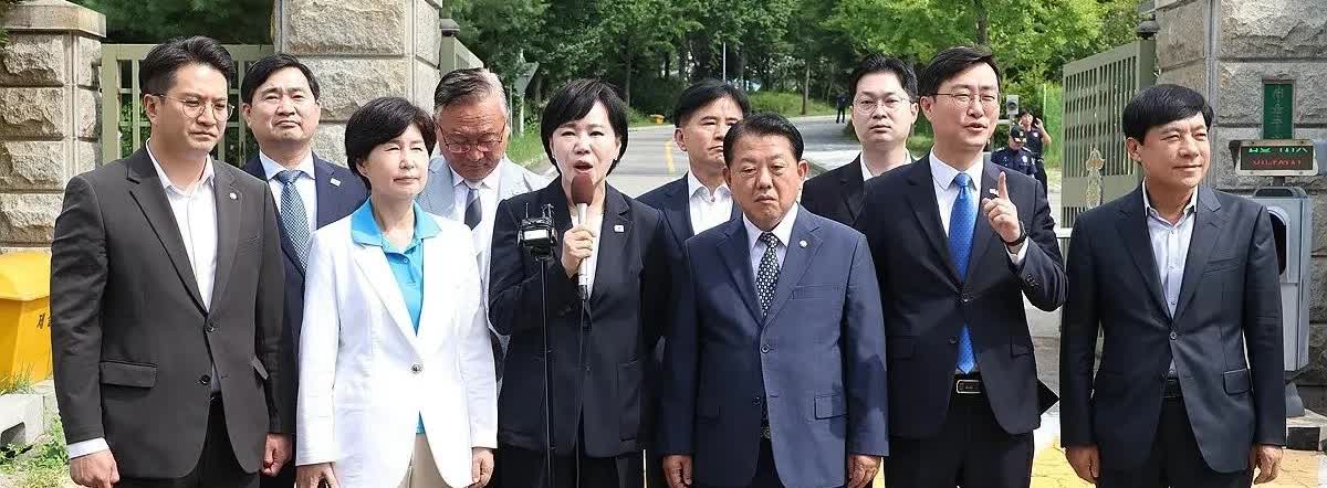 下次对尹锡悦用强？据悉韩国特别检察组对涉嫌介入公职候选人推荐的嫌疑人尹锡悦进行了