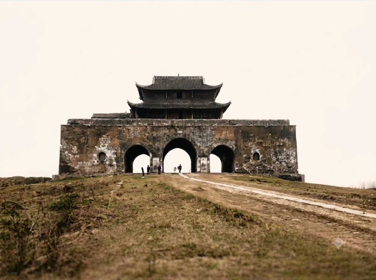 民国，南京鼓楼，城楼后因遭战火而被毁，清代时鼓楼仅剩下城阙。城楼下方是巨型砖石