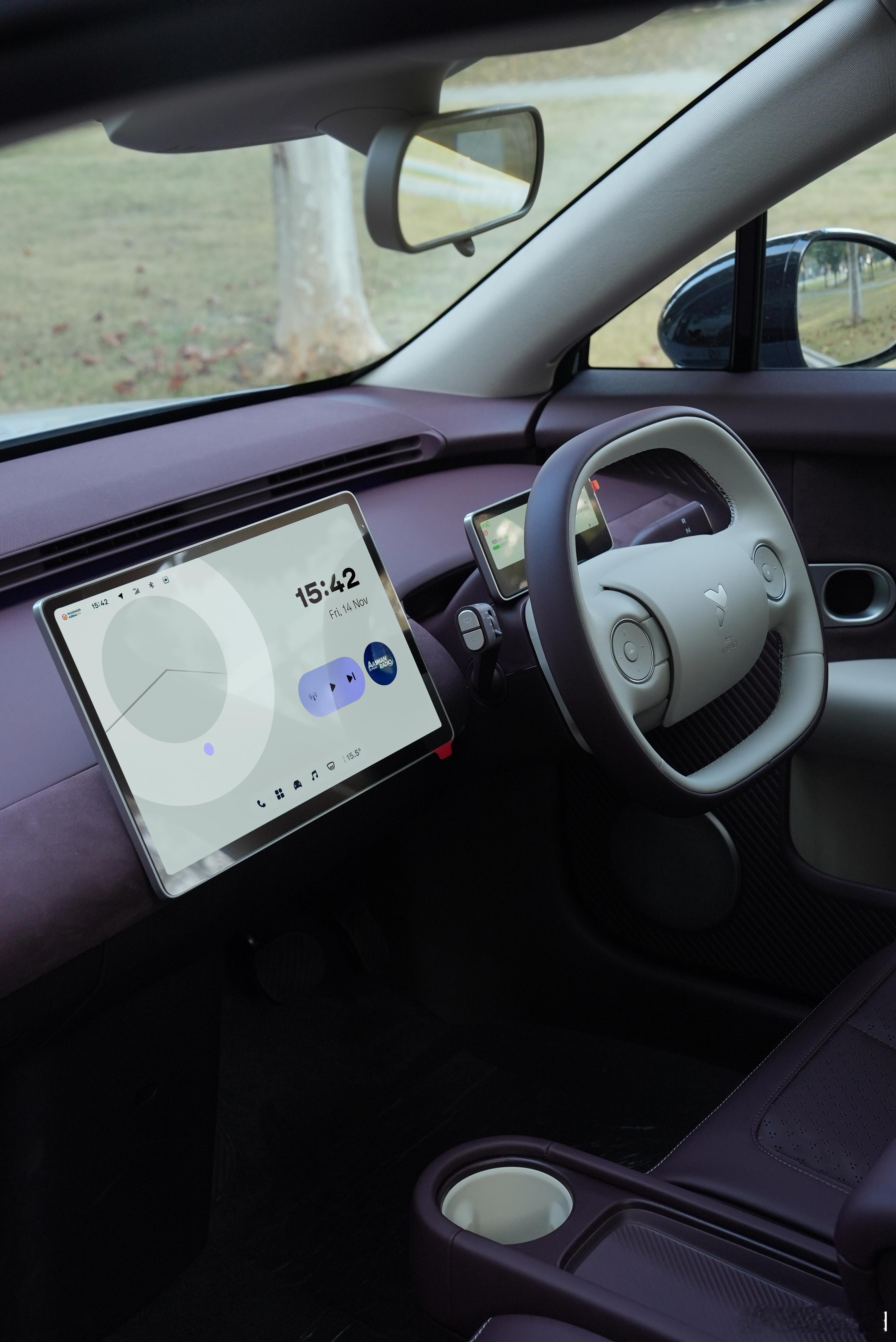 开始觉得萤火虫很丑现在习惯了一点突然看到萤火虫出了右舵卖到日本、泰国、英国？精致