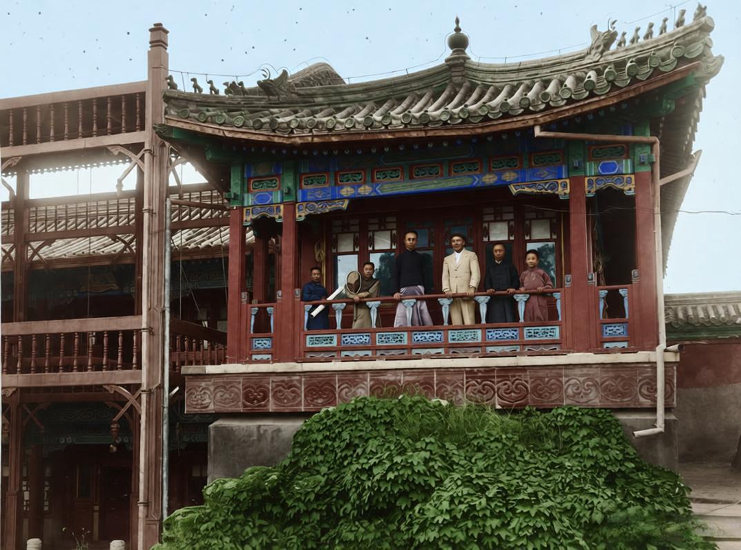 这张照片拍摄于紫禁城西路的养性斋楼上，记录了20世纪20年代逊清小朝廷时期，溥仪