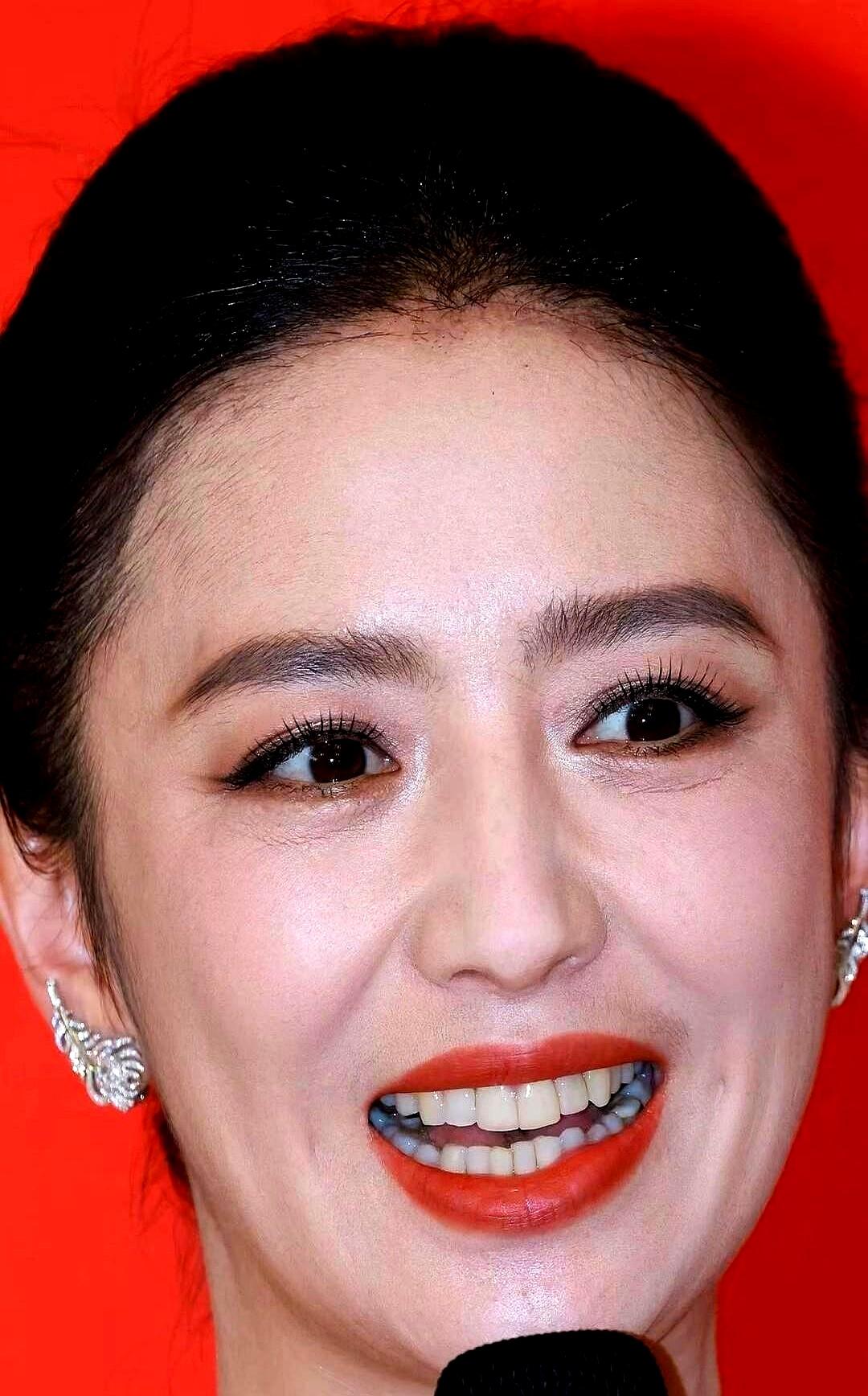 我一直觉得，佟丽娅的美，是经历过一场大雨，然后被太阳重新晒透了的那种。佟