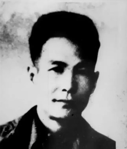 1948年，狱医刘石人到女牢诊病，谁料，一个女犯人突然摔倒，刘石人赶紧上去将她扶