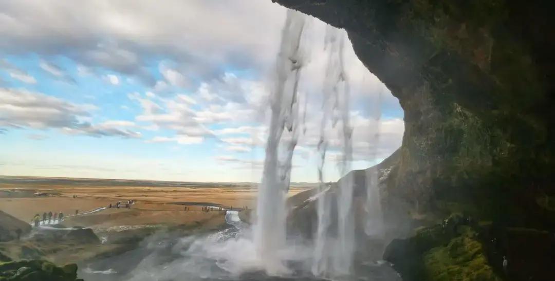 刷到个帖子说有个身家三十亿的大佬，饭局上不吃肉不喝酒，吃到一半溜去隔壁空包厢打坐