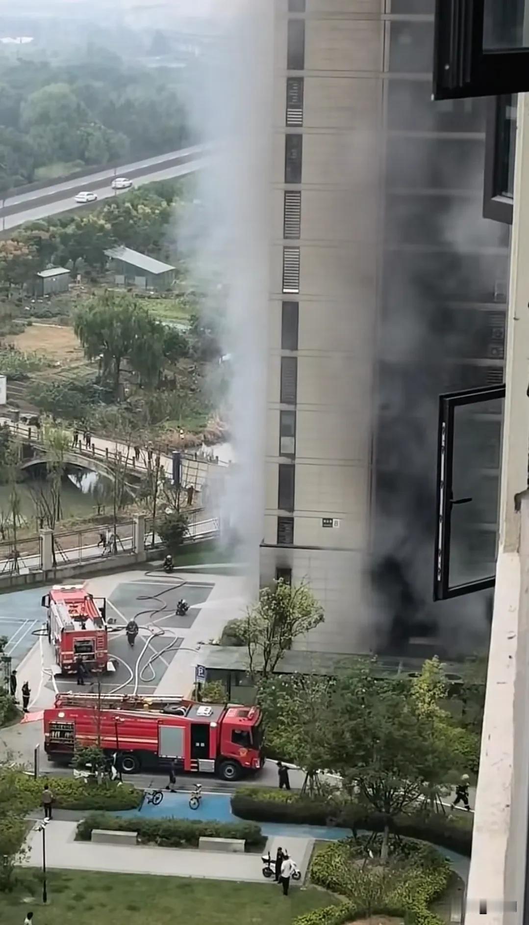 底楼电动车起火，差点就酿成惨剧，一大楼楼底停车场起火，大量人员被困楼顶和楼中。事