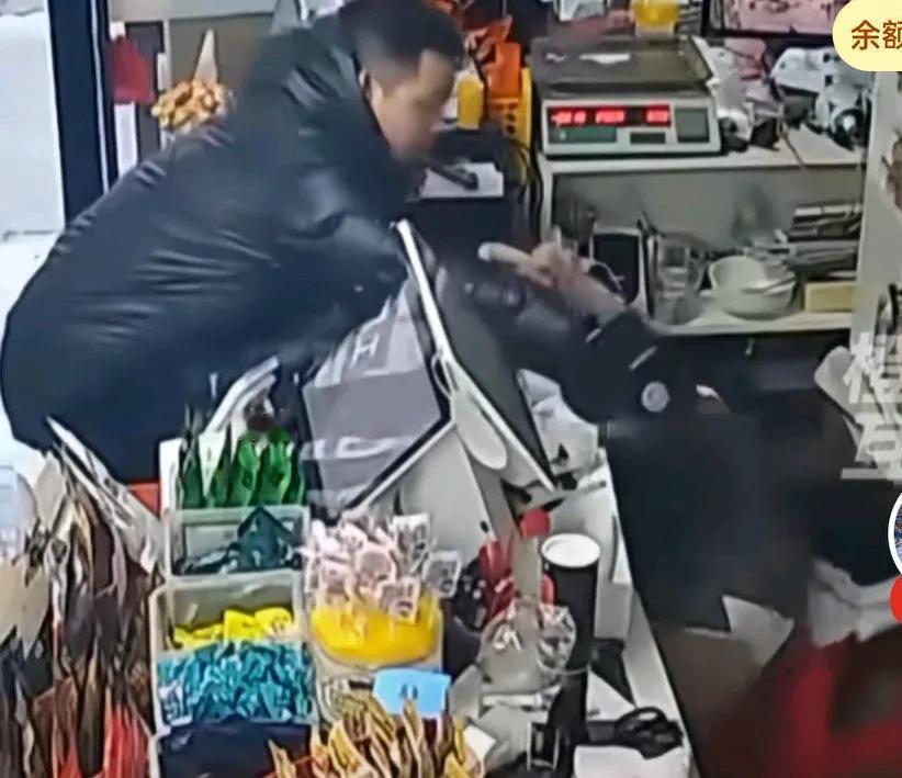 老板娘给顾客抹了一元零头，被顾客救了一命，因为一元钱，他们多说了两三句话，前