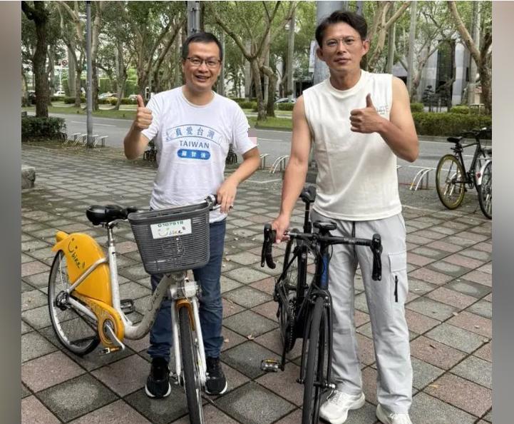 罗智强、黄国昌合体骑车谢选民喊“在野大团结”国民党立委罗智强挺过罢免案，今