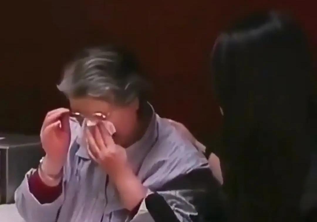 邵华替姐姐刘思齐讲述，毛主席告诉她岸英的实情，邵华也忍不住泪流。关于毛岸英