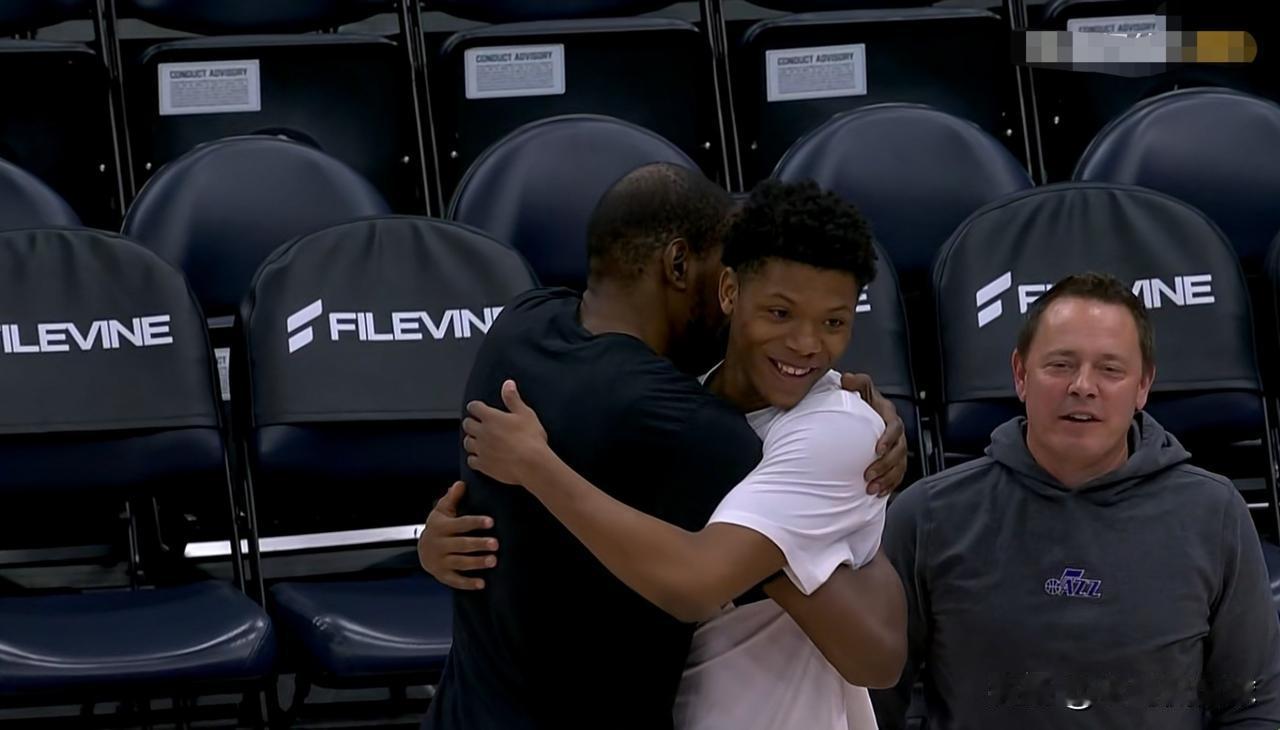 在今天爵士主场迎战火箭的赛前，发生了特别有趣的一幕。在双方的赛前热身中，爵士新秀