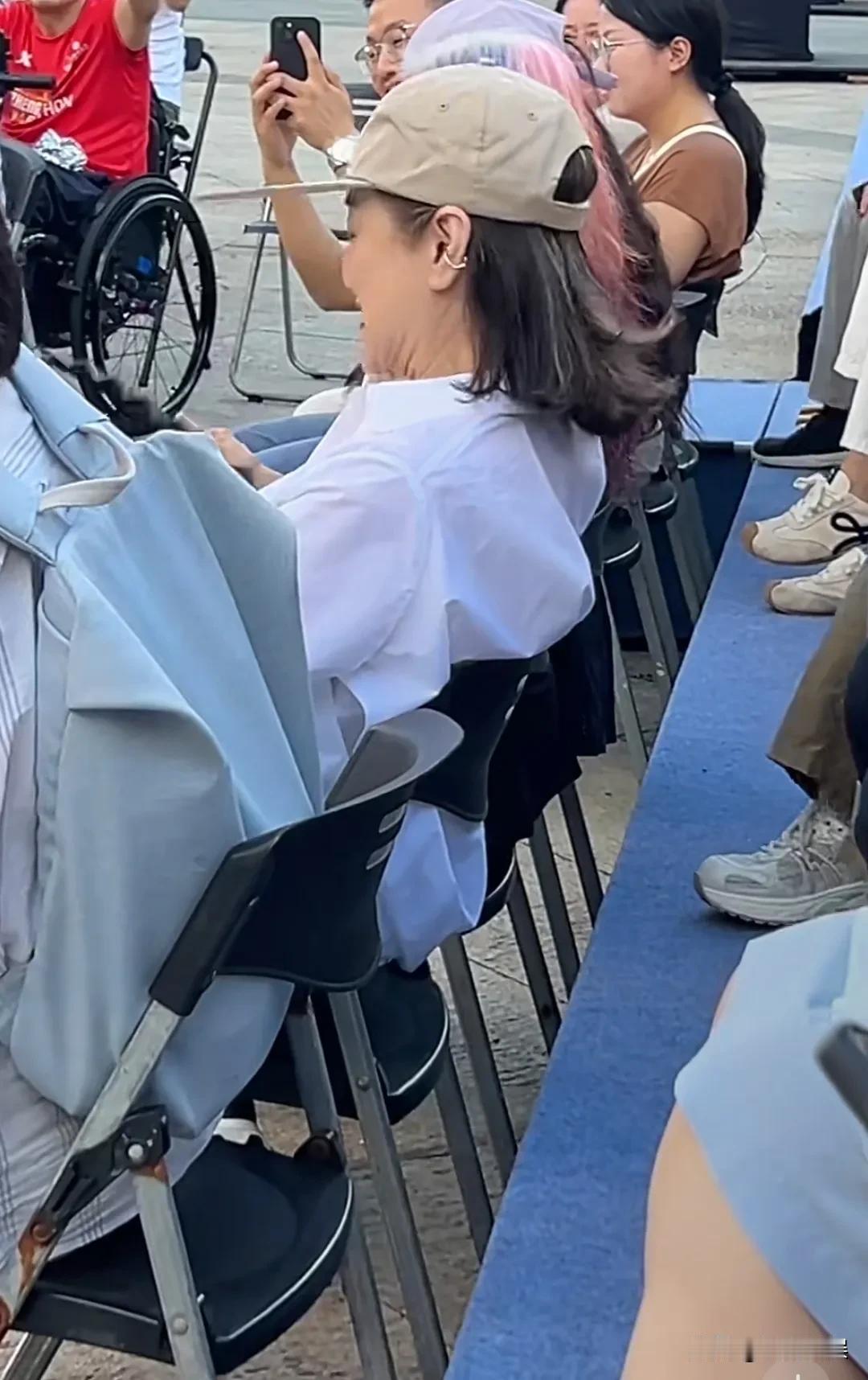 林青霞，绝对是顶级美人中心态最好的那个，不畏自然老去，坦然接受白发和皱纹，拒绝医