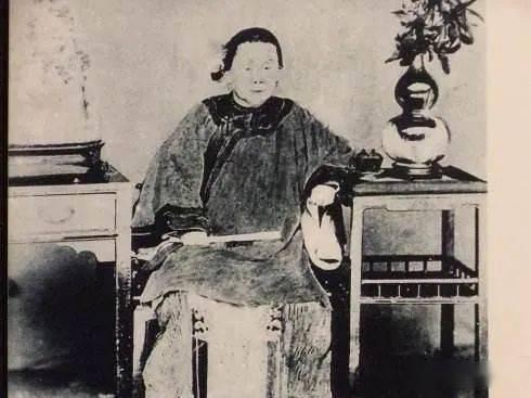 1868年，45岁的李鸿章看到母亲露在轿帘外的脚，忙低声说：“娘，你把脚往回收收