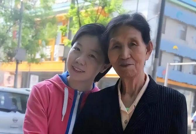 1994年，太原一名女婴因手臂残疾被抛弃，57岁拾荒妇人见其可怜，把她捡回家用面