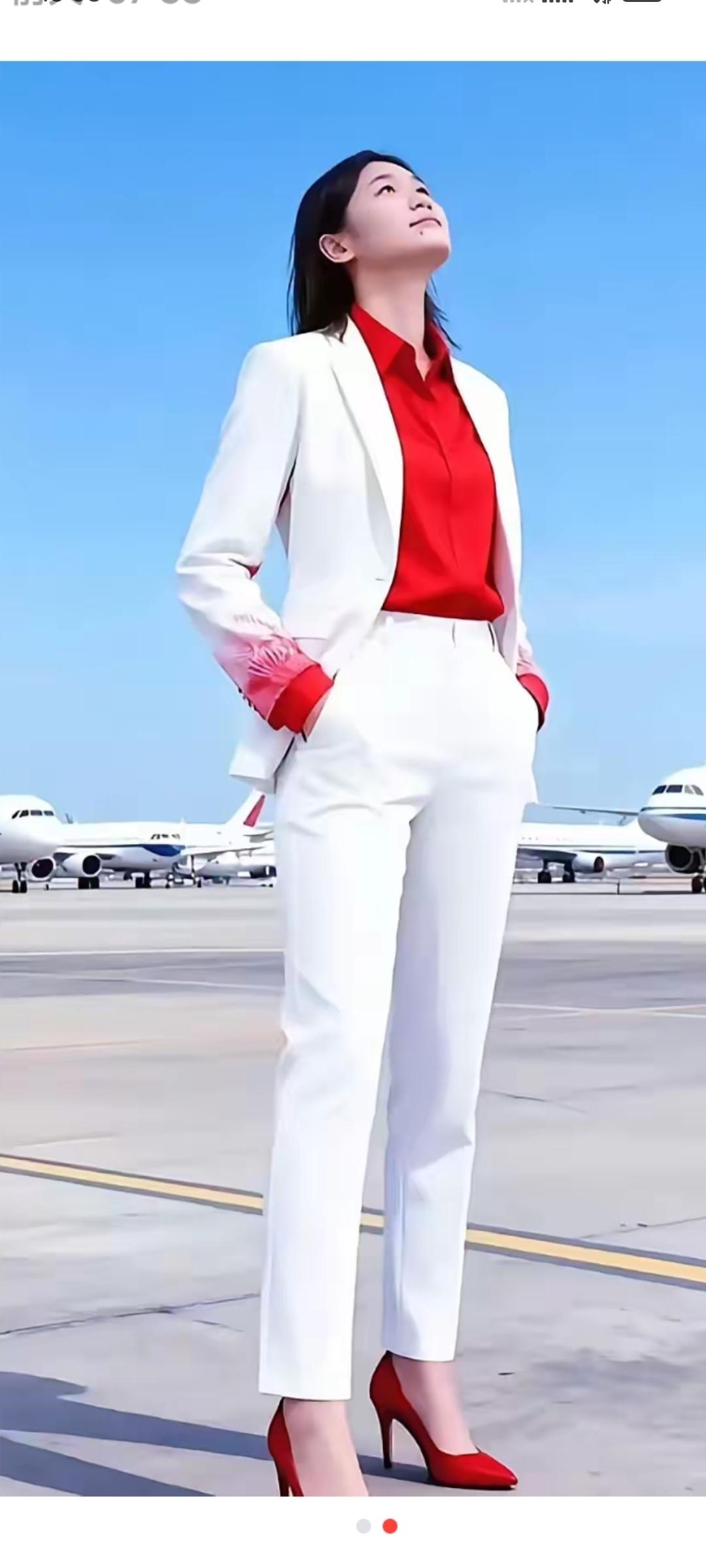 你们谁能认出来这是哪位大明星？这气质，这风度，这一身儿穿戴没谁了。你们猜