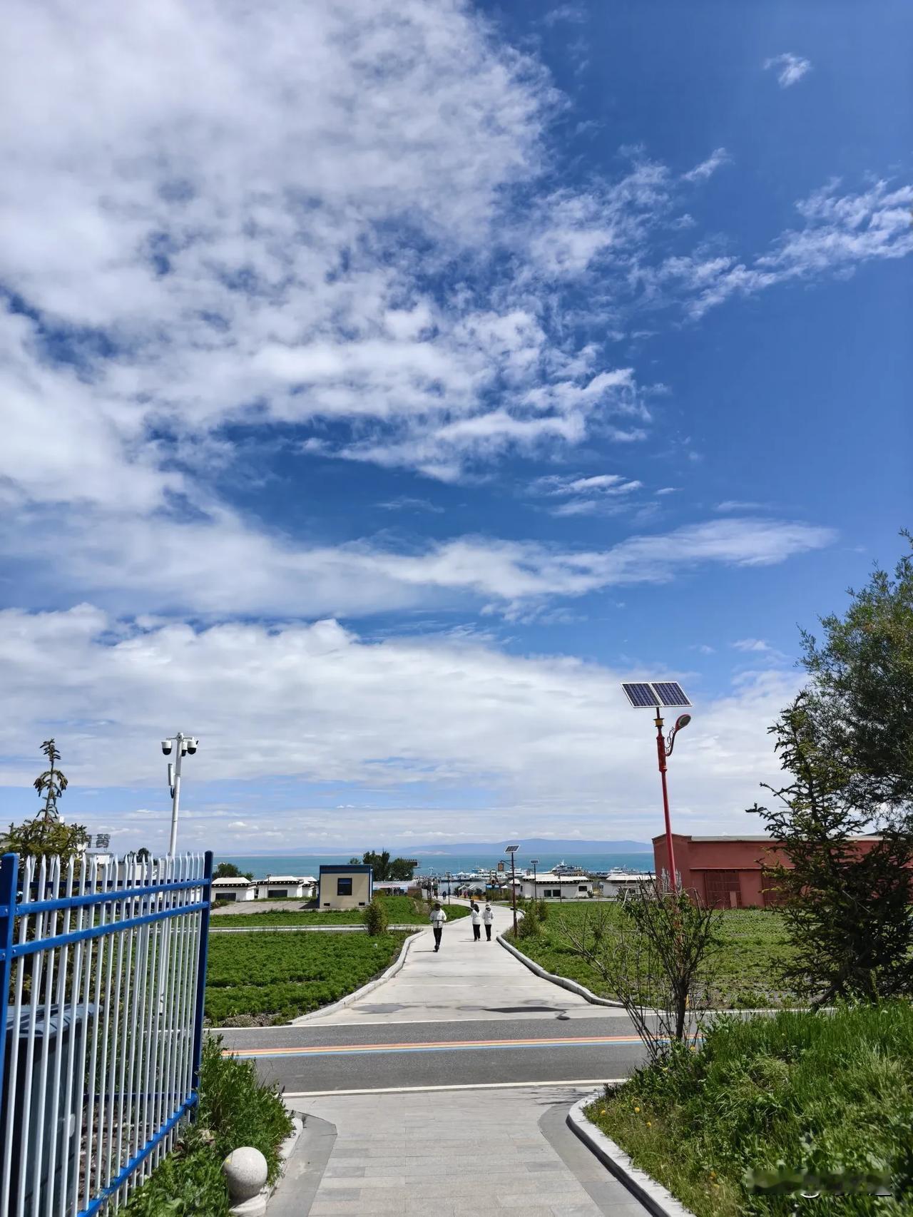 青海湖​​其实我们受骗了那么多年​这哪里是湖这​是最靠近天空的大海​看