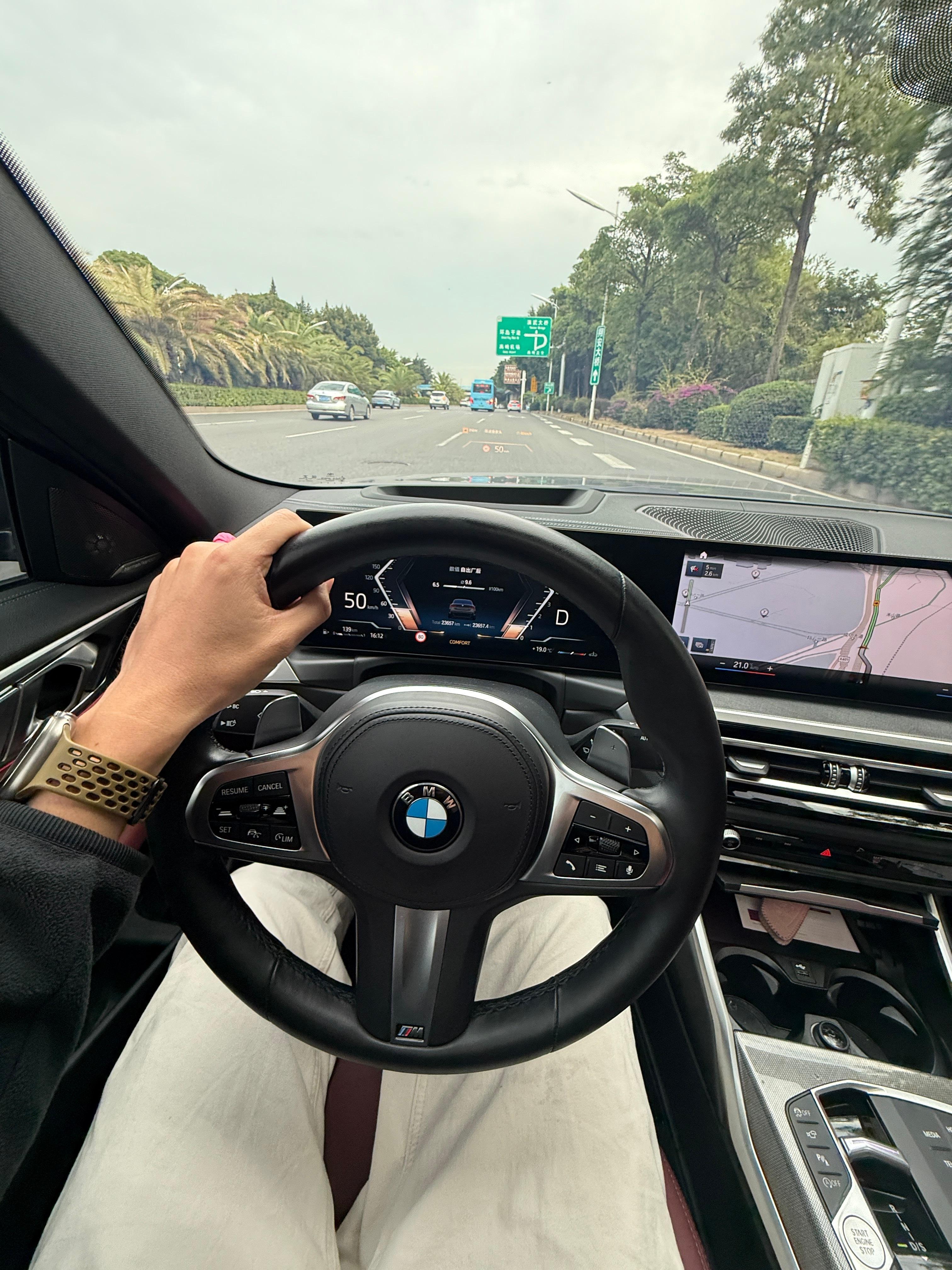 来宝马店里转转装修高级果然就给人一种贵的感觉现在的宝马全系一直在改款，新X3的设