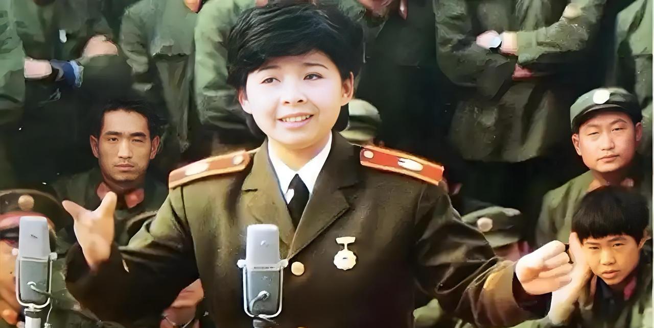 #老照片#正在为军人唱歌的女士，她是当今歌坛著名的军旅歌唱家，在八十年代，曾经