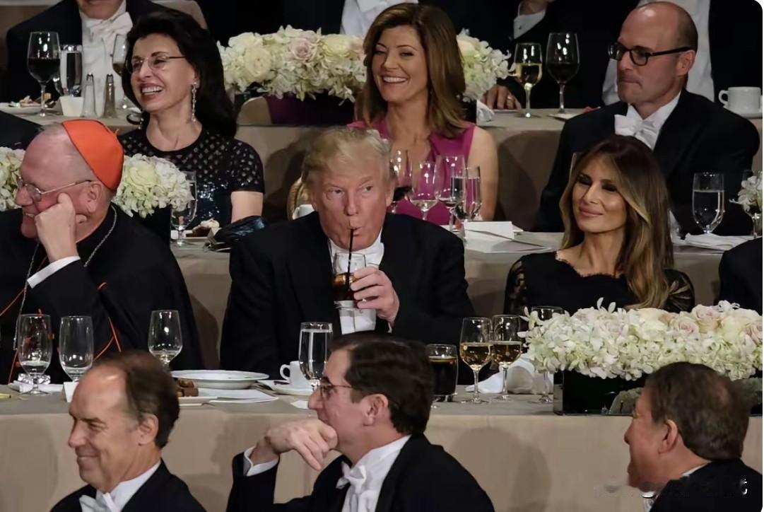 宴会厅爆笑一幕！特朗普当众畅饮可乐夫人坐旁边全程笑看宴会厅里超有梗的一幕