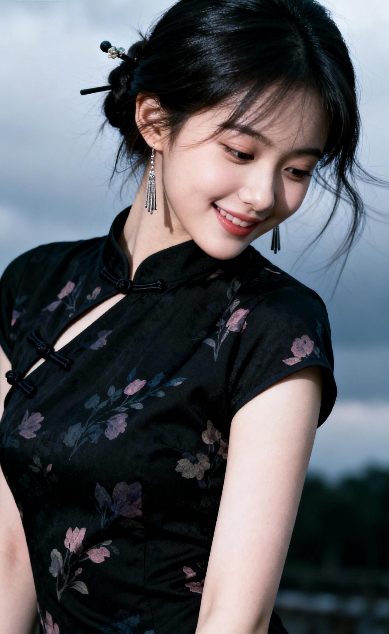 上联：墨襟绽蕊钗凝露下联：云鬓垂珰笑带风