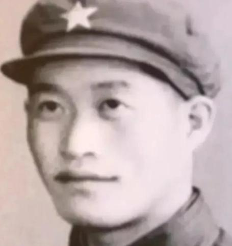 1964年，伟人得知奇袭白虎团的英雄排长从朝鲜战场归来已11年，却依然只是副连长