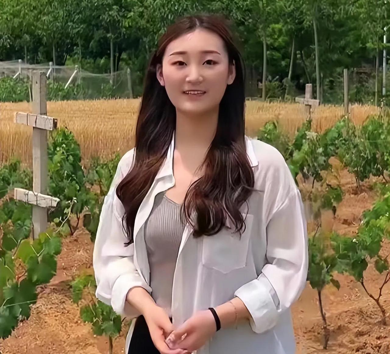 大家还记得这个女孩吗？对，她叫陈亚男，也是朱之文的前儿媳。中国火极一时，家喻户晓