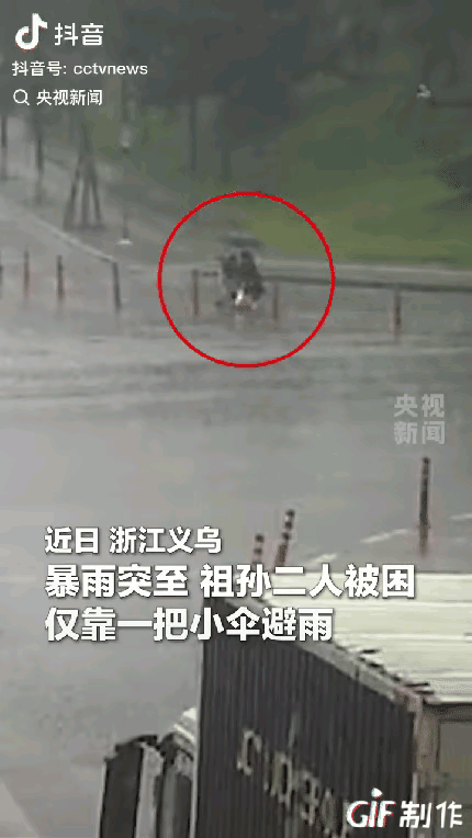 白车女子在雨天做了一件很小的事，却上了央视！网友们也都纷纷点赞，这看起来只是一件