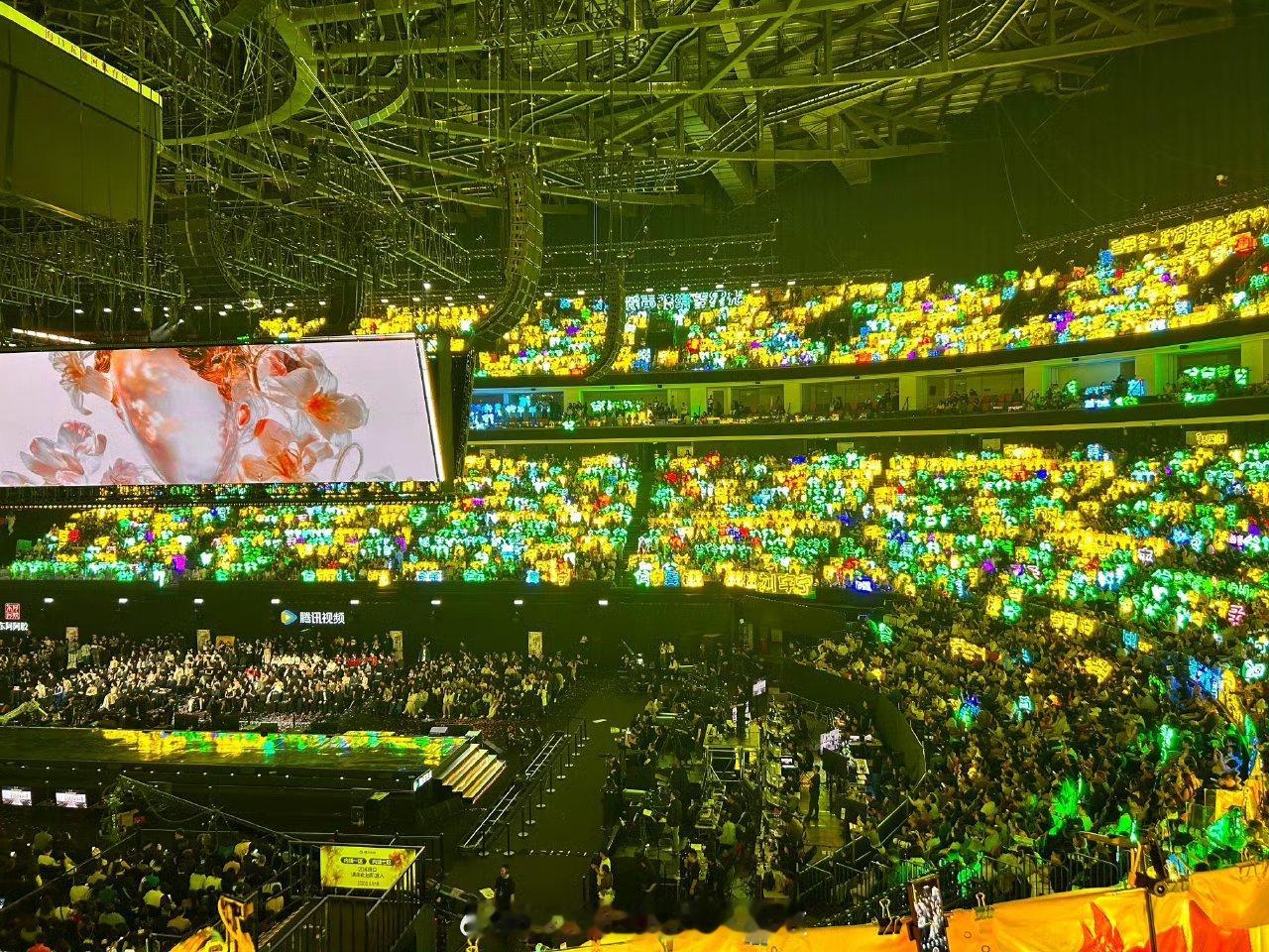 星光大赏内场灯牌，黄色檀健次刘宇宁，绿色丁禹兮，三足鼎立，p2是丁丝还关灯星