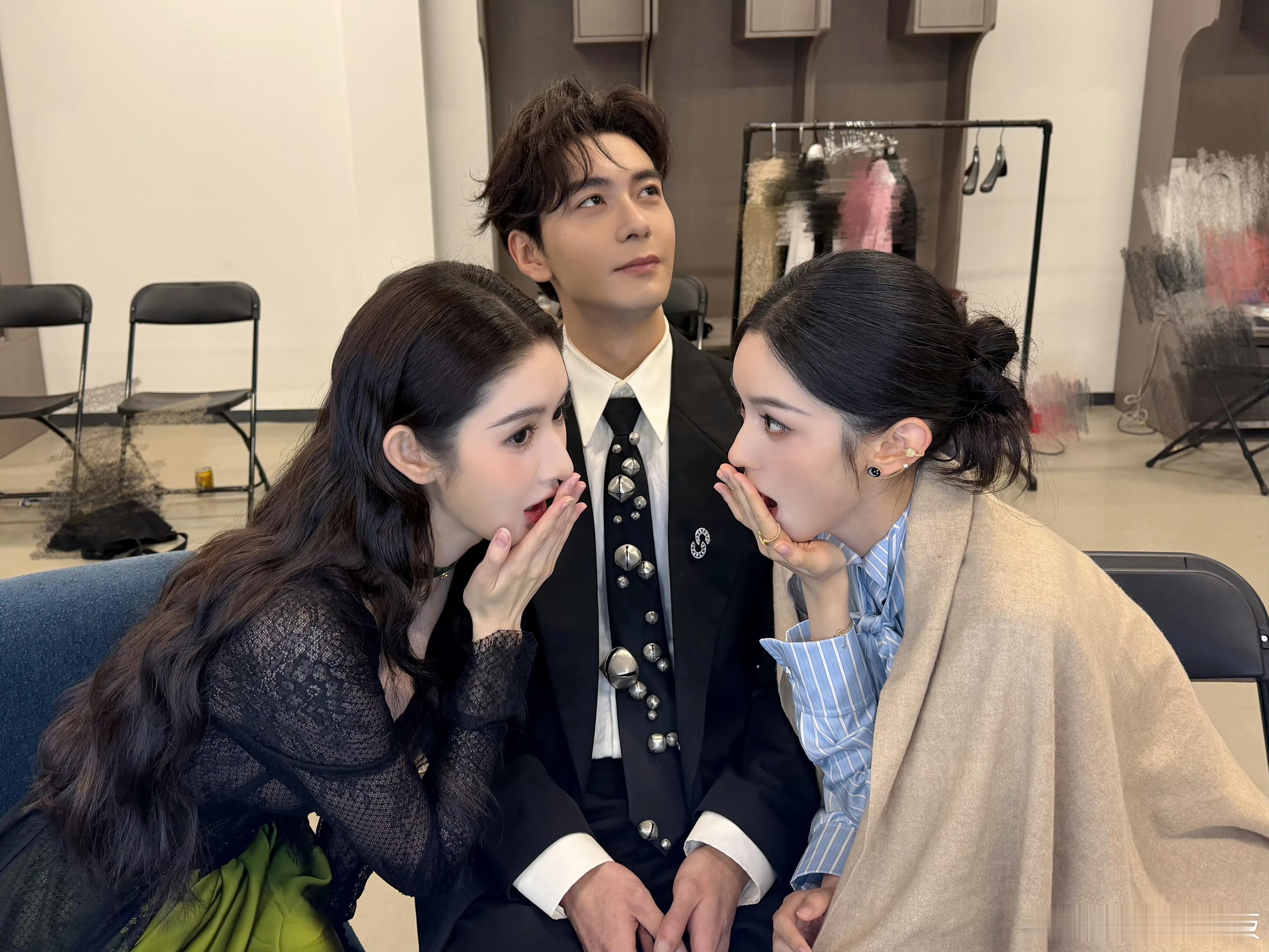 当你不知道三人合照怎么拍时，请看——哈哈哈哈哈哈哈下次吃去就和朋友这么拍太好玩了