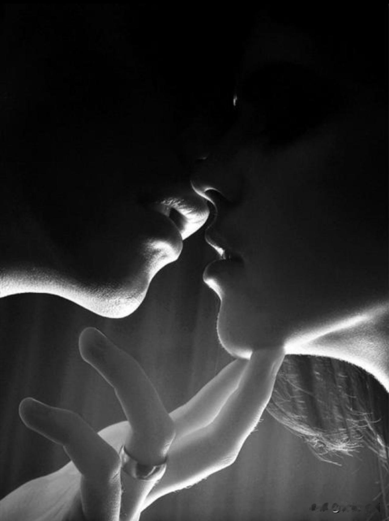 情人节的夜晚男人把钱打进卡里女人将性摆上桌面平日矜持的男女此刻不再遮遮