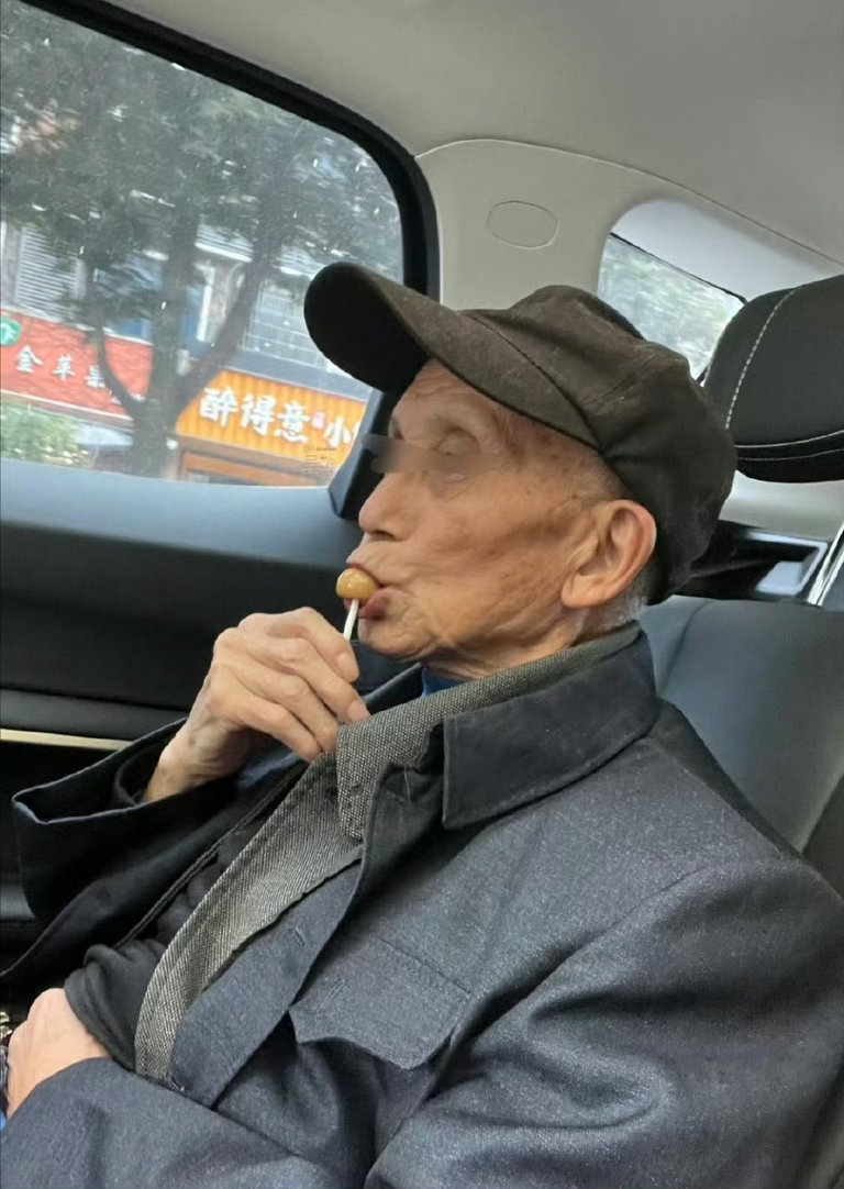跳出固有认知框架，爱吃零食不再是年轻人专属。岁月清闲赋予随性饮食底气，坚果点心随