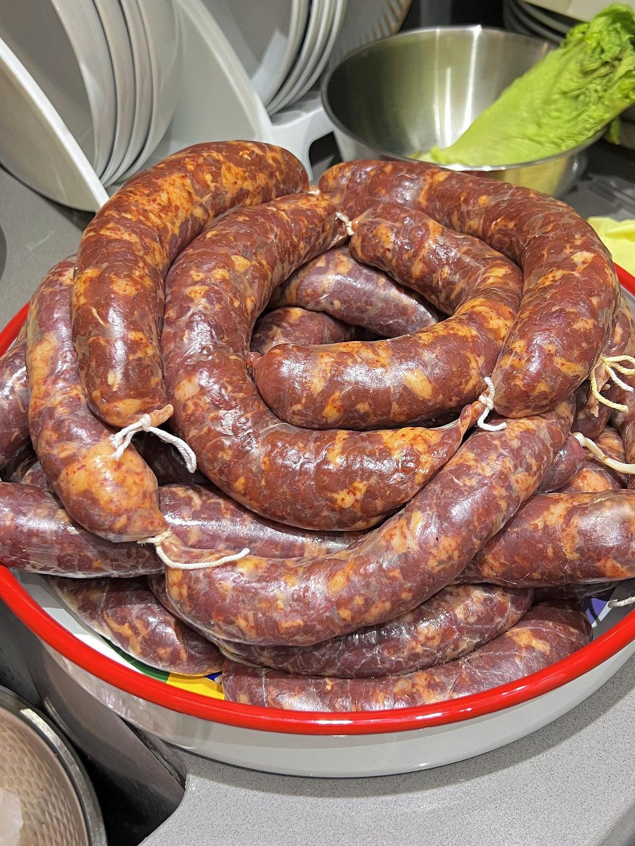 我的天，整整一下午，累的我手抽筋，还不知道成品如何？灌香肠自制香肠腊肠