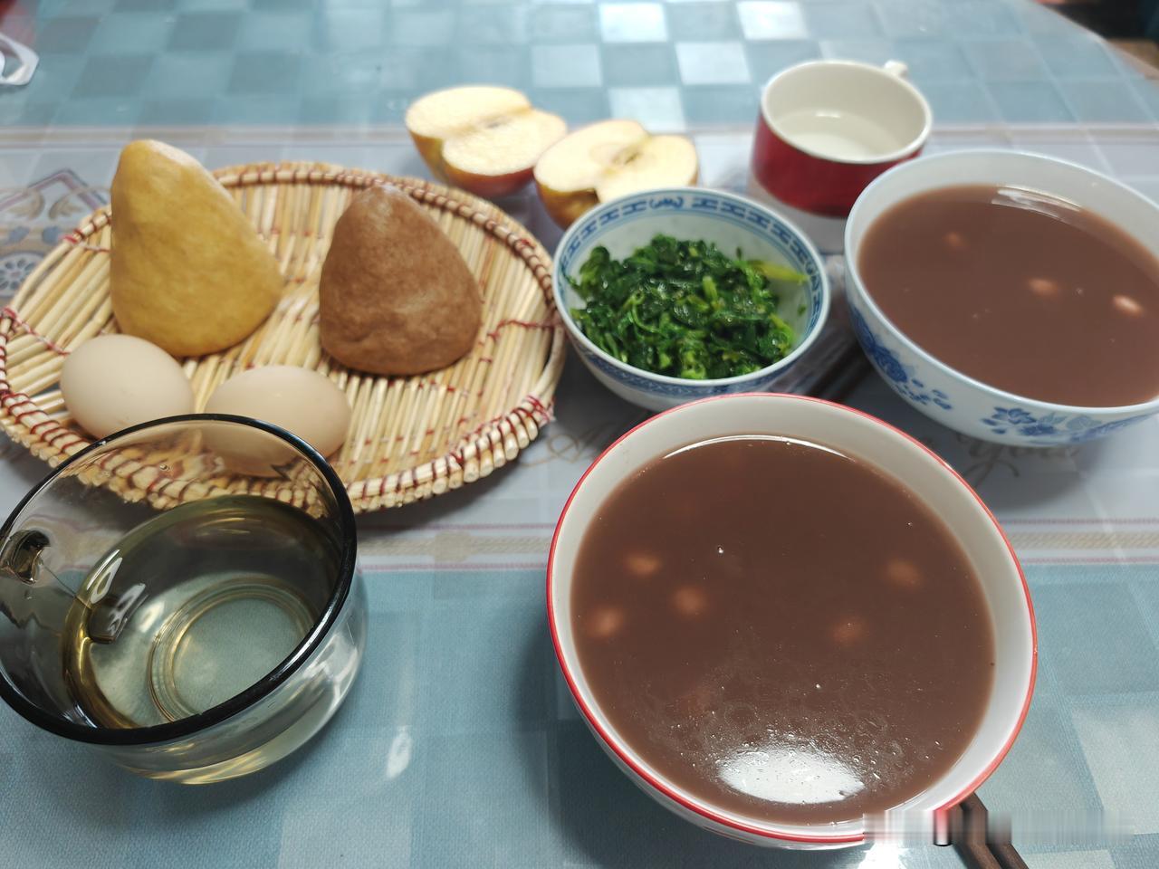 早餐吃什么？六点就起床了，电饭煲里预约的杂粮粥好了（糙米红枣花生红小豆），蒸锅