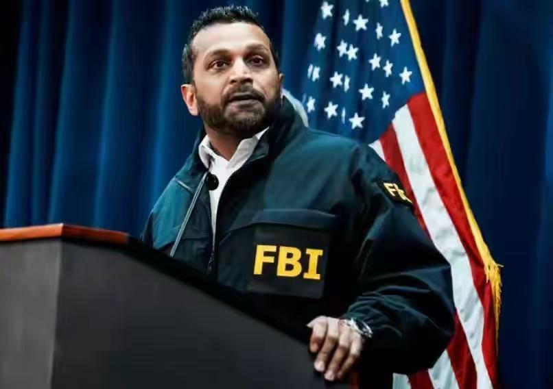 中方沉默了，美国FBI局长访华，事先没有半点风声，拜登再闯江湖美国FBI局长