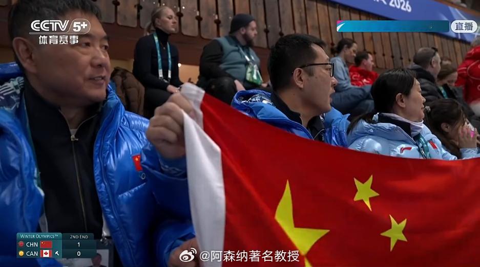 女子冰壶中国vs加拿大第二局中国队后手拿到一分，目前1比0领先加拿大队