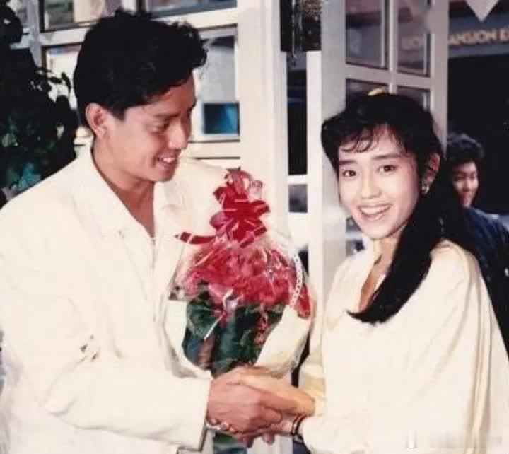 当年，谭咏麟与新婚妻子杨洁薇提出了绝不生孩子的要求。却没想到，在两人丁克的25年