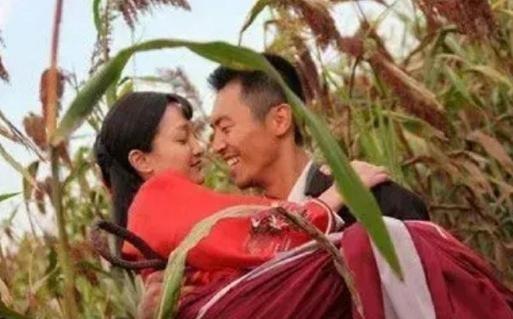 2013年拍《红高粱》时，有场戏朱亚文把周迅压倒在高粱地里。压着压着，周迅突然