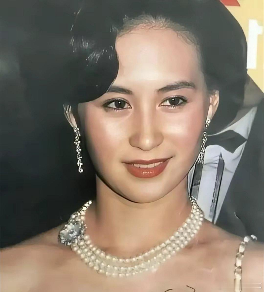 真不是我想说何超琼，实在是忍不住了，何超琼深圳剪彩这套穿搭，好不好看，先不评价，我就想问这豹纹裙谁给