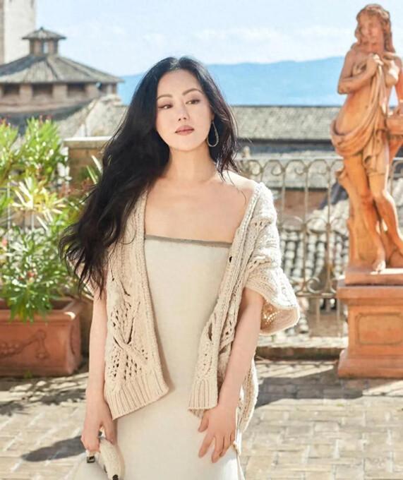 章小蕙是一位圆脸女神，她身材并非特别苗条，面呈圆圆形状，然而颇具气质，穿上洞洞衫