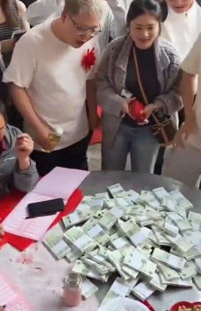 真是让人开眼了！在陕西，一名男子拎着沉甸甸的箱子现身朋友婚礼，本以为是准备了什么