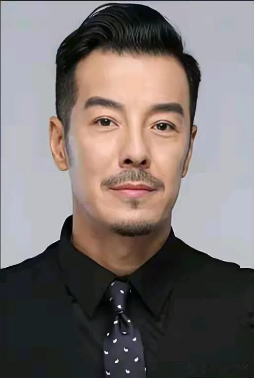 他的颜值不输任泉，演技也不输同学廖凡，怎么就他一直火不起来呢？印象中的这位男演员
