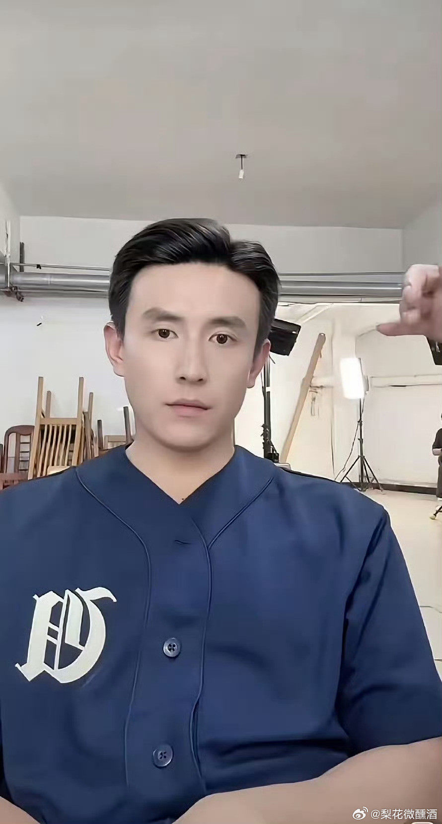 刘萧旭绝对是短剧界反向化妆第一人。化妆前二十五岁，化完妆后四十五岁。