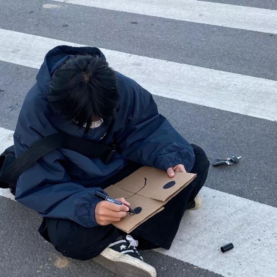 晚上九点，我去接初中上学的儿子回家。由于还没到放学时间，我便坐在车里刷手机。这时