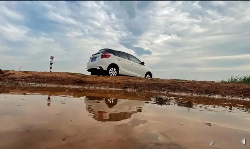 江西幼儿园园长开车坠河原因，我来分析一下，首先正规注册的幼儿园都有标配的校车，不