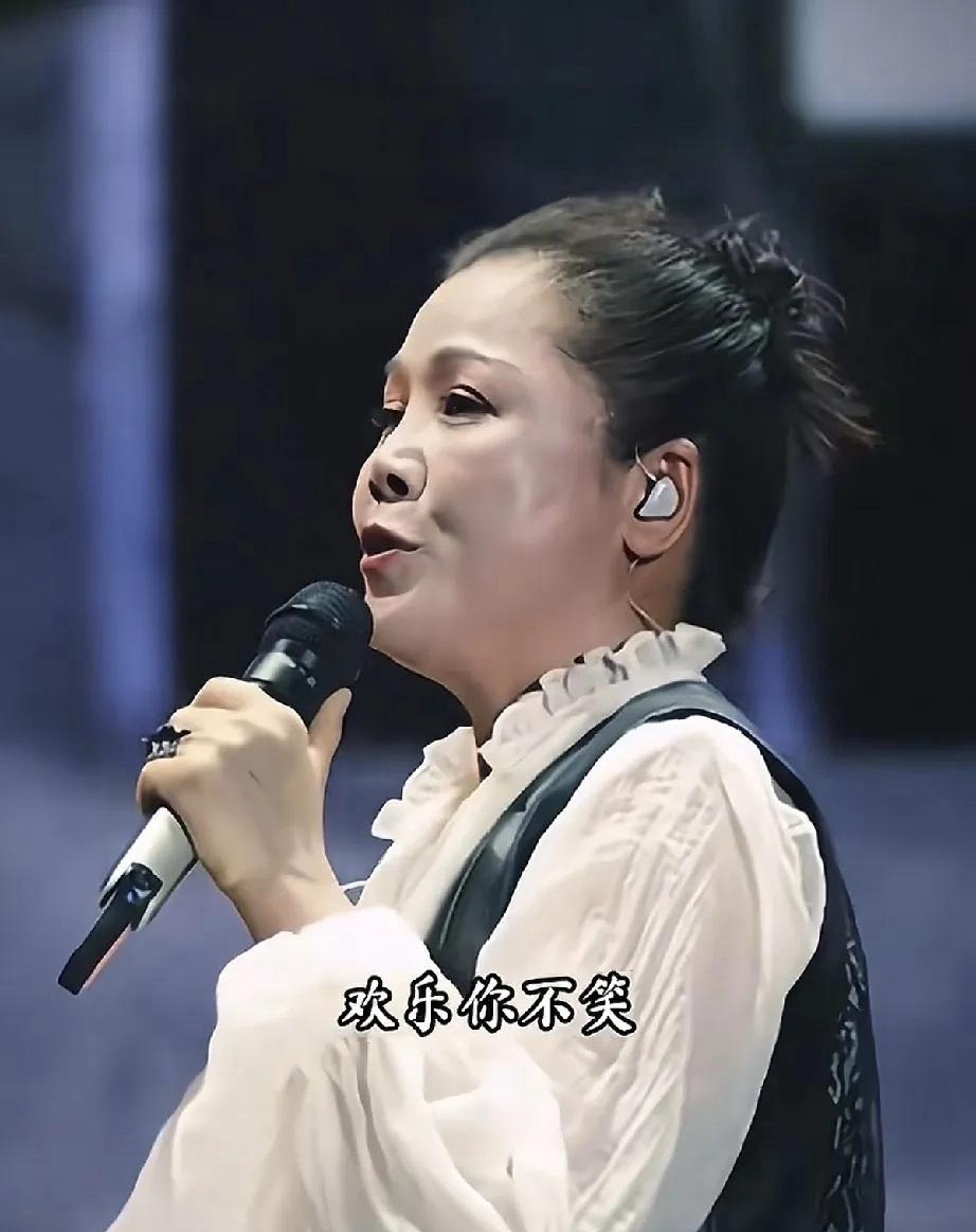 田震再唱《好大一棵树》，声音没什么变化，但脸部却变化太大，59岁的她胖成这样，老