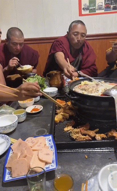 藏传佛教日常，可以吃肉有些也可以娶妻生子，主要收入来自信徒捐赠。