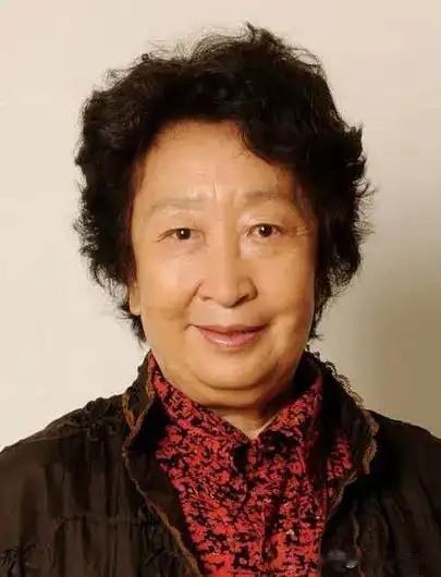 彭玉老师去世，像她这种演艺圈的老戏骨，又是国家一级演员，退休金应该挺高的，那