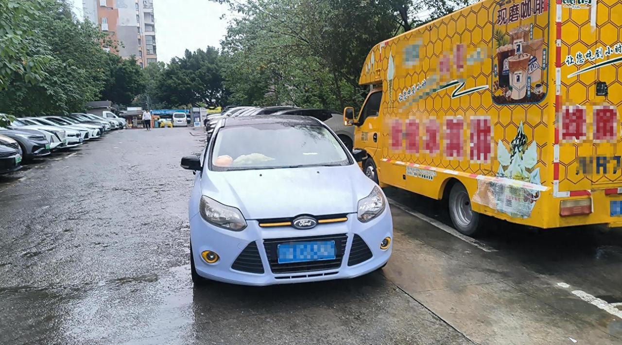 年轻人的第一辆事故车，1万块的福克斯！前两天验了一台福克斯，1万块的练手车，买