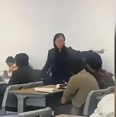 这印度留学生的操作真是刷新认知！女老师在讲台认真授课，他们倒好，底下叽叽喳喳吵成