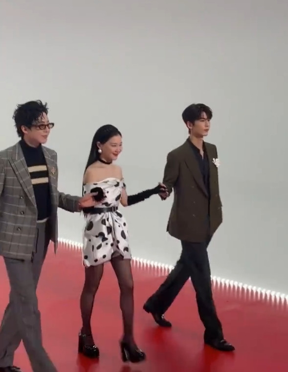 谁懂！刘宇宁星光大赏红毯忙到脚不沾地，反复折返走出残影，腿长优势直接拉满，怕是要