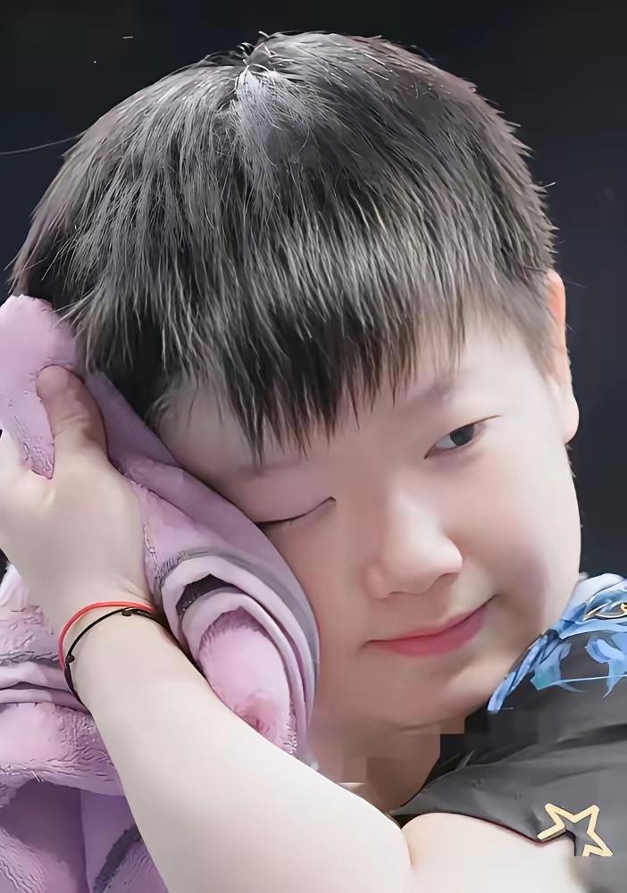 资本怕是要气到跳脚！砸了几千万精心包装的偶像，居然败给了天天顶着鸡窝头打乒乓球的